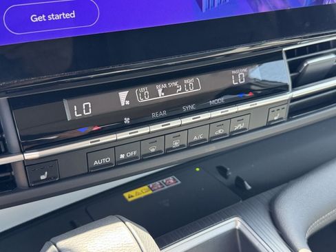 Used 2025 Toyota Sienna XLE FWD image 17