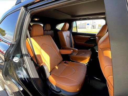 Used 2024 Toyota Highlander Platinum image 30