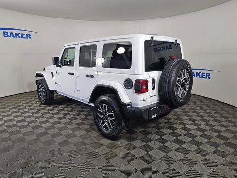 Used 2025 Jeep Wrangler Unlimited Sahara AWD/4WD image 5