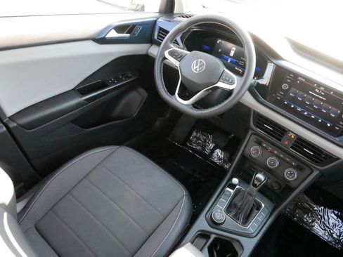 Certified 2022 Volkswagen Taos SE image 9