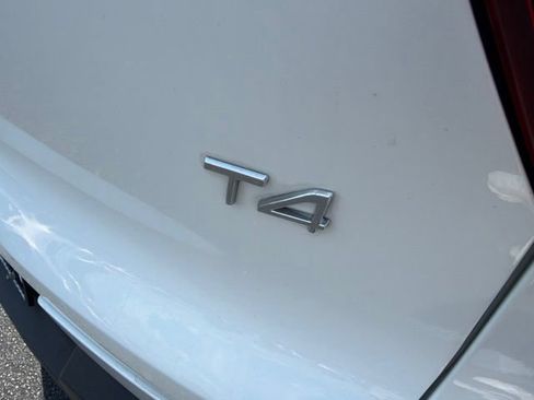 Used 2022 Volvo XC40 T4 Momentum FWD image 30