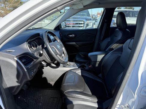 Used 2019 Jeep Cherokee Latitude Plus w/ Cold Weather Group image 16