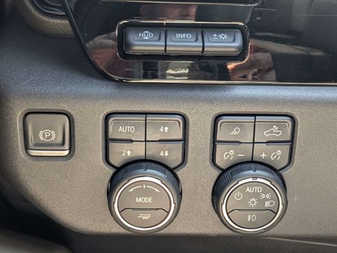 Used 2022 Chevrolet Silverado 1500 ZR2 w/ Technology Package AWD/4WD image 29