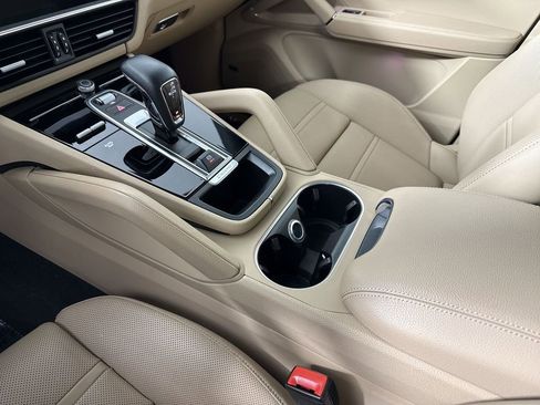 Certified 2023 Porsche Cayenne Platinum Edition image 31