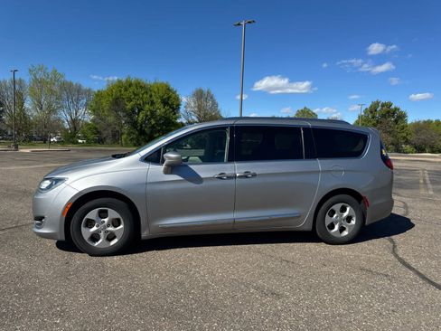 Used 2017 Chrysler Pacifica Touring-L Plus FWD image 2