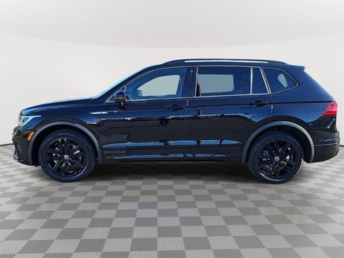 Certified 2022 Volkswagen Tiguan SE R-Line image 8