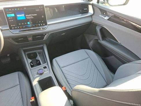 Certified 2025 Volkswagen Tiguan SE w/ Panoramic Sunroof Package image 16