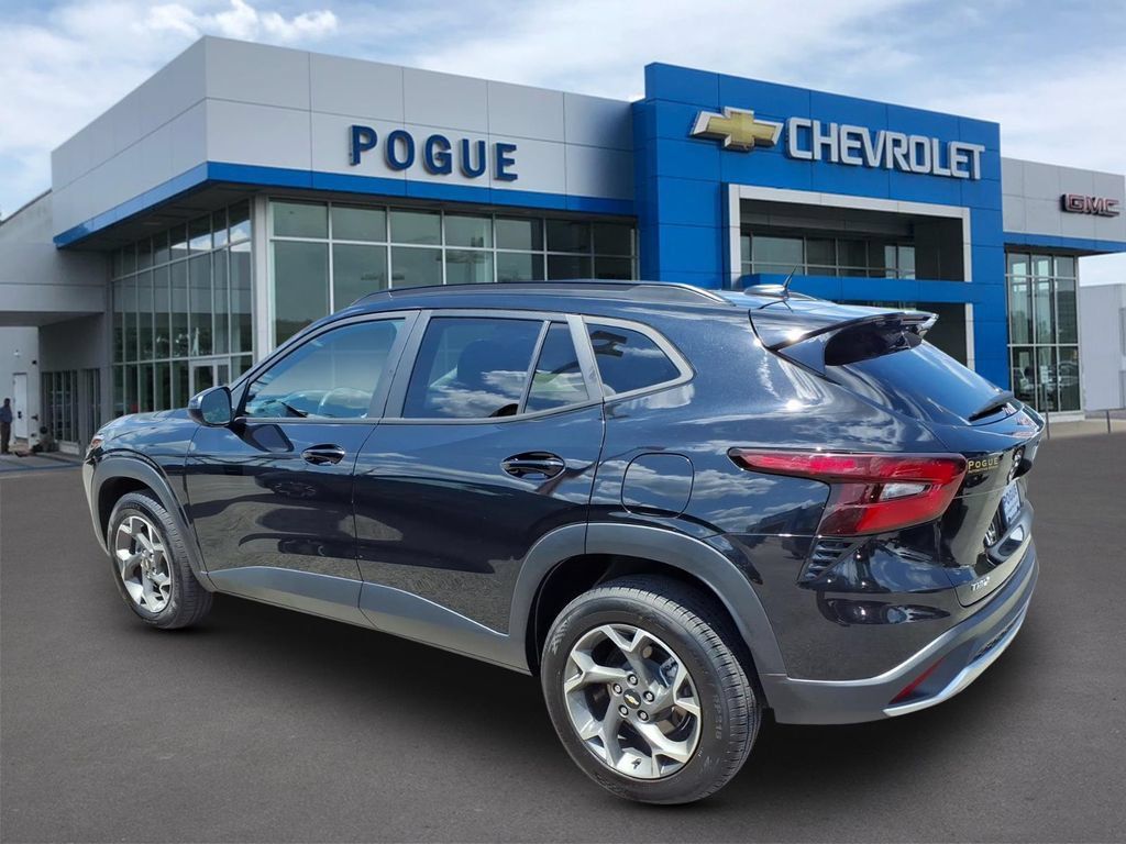 Used 2024 Chevrolet Trax LT FWD image 3
