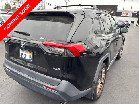 Used 2019 Toyota RAV4 XLE Premium w/ Carpet Mat Package FWD image 5