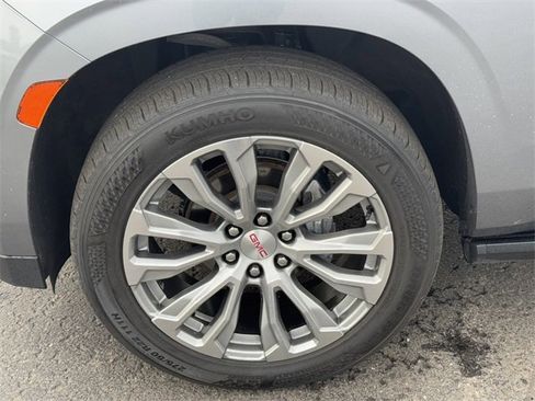 Used 2021 GMC Yukon XL Denali w/ Denali Premium Package image 10