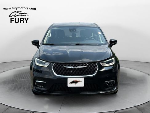 Used 2024 Chrysler Pacifica Touring-L FWD image 8