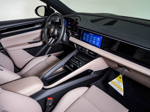 New 2026 Porsche Macan 4 Electric AWD/4WD image 14