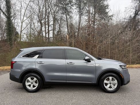 Used 2022 Kia Sorento LX image 5