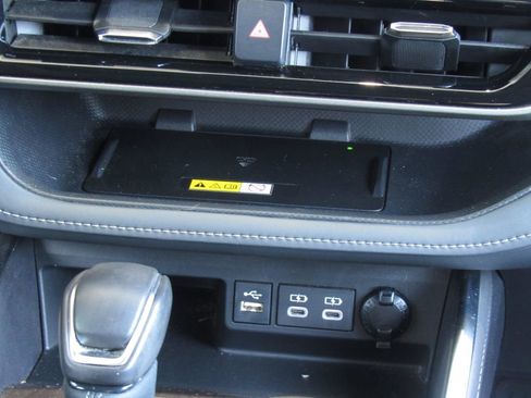 Used 2023 Toyota Highlander Limited AWD/4WD image 32