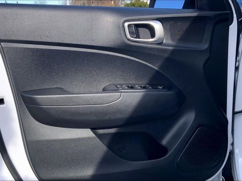 Used 2022 Hyundai Venue SEL image 21