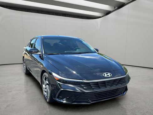 Certified 2025 Hyundai Elantra SEL FWD image 7