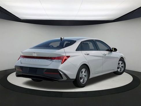 New 2025 Hyundai Elantra SE image 4