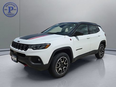 Used 2025 Jeep Compass Trailhawk AWD/4WD image 3