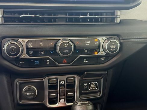 Used 2024 Jeep Wrangler Unlimited Sahara AWD/4WD image 22