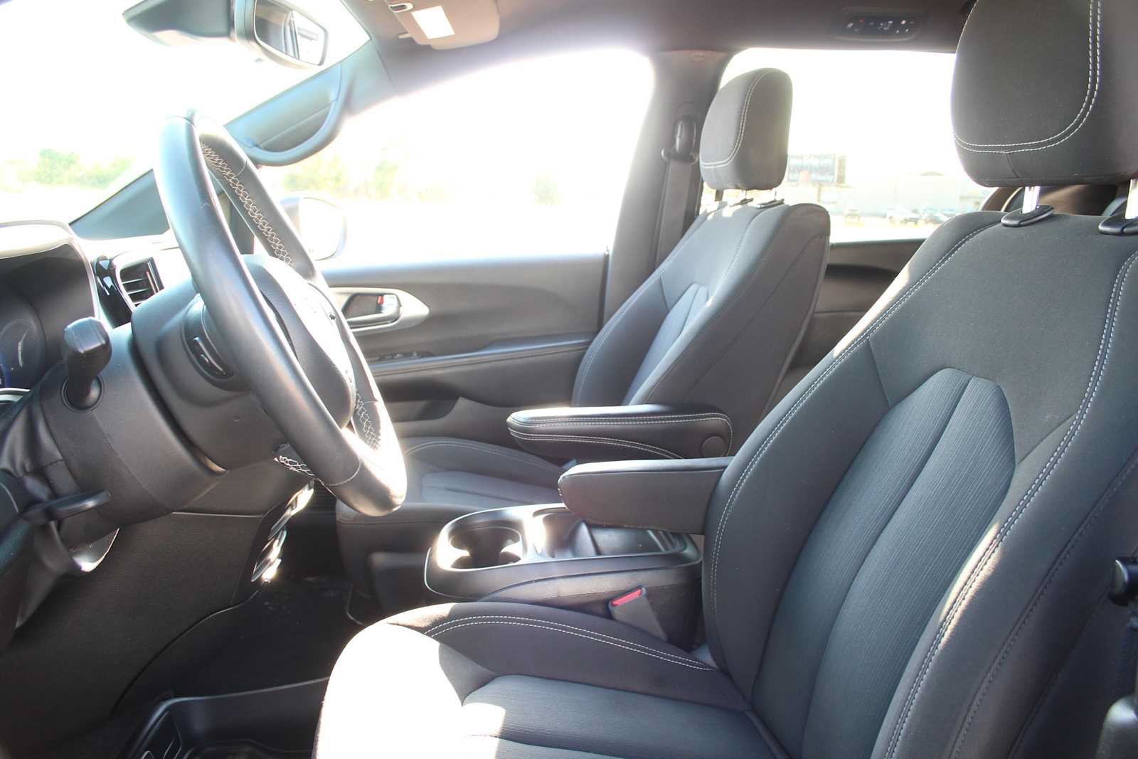 Used 2023 Chrysler Pacifica Touring FWD image 22