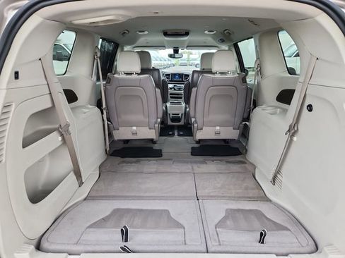 Used 2018 Chrysler Pacifica Touring-L w/ Tire & Wheel Group FWD image 32