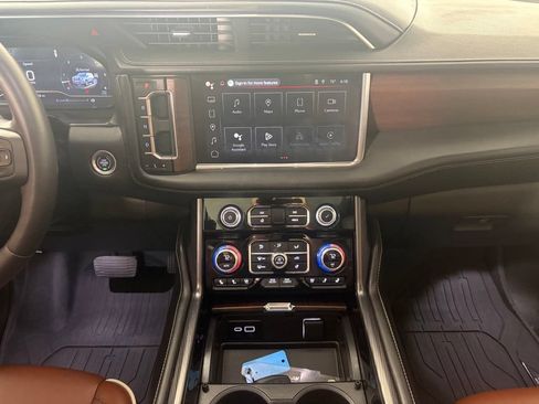 Used 2024 GMC Yukon Denali Ultimate AWD/4WD image 2