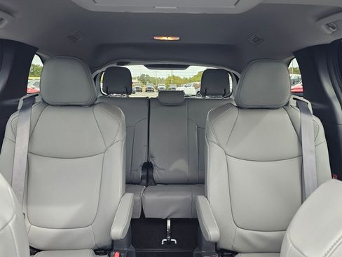 Used 2025 Toyota Sienna XLE image 30