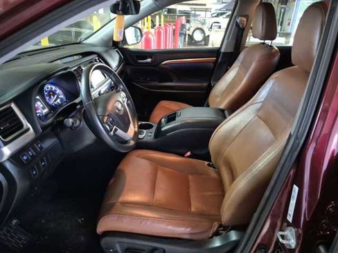 Used 2018 Toyota Highlander Limited image 3