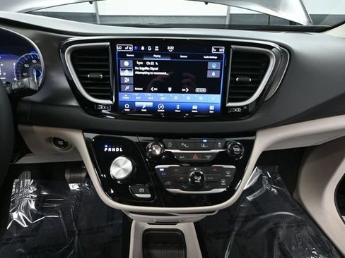 Used 2024 Chrysler Pacifica Touring-L FWD image 31