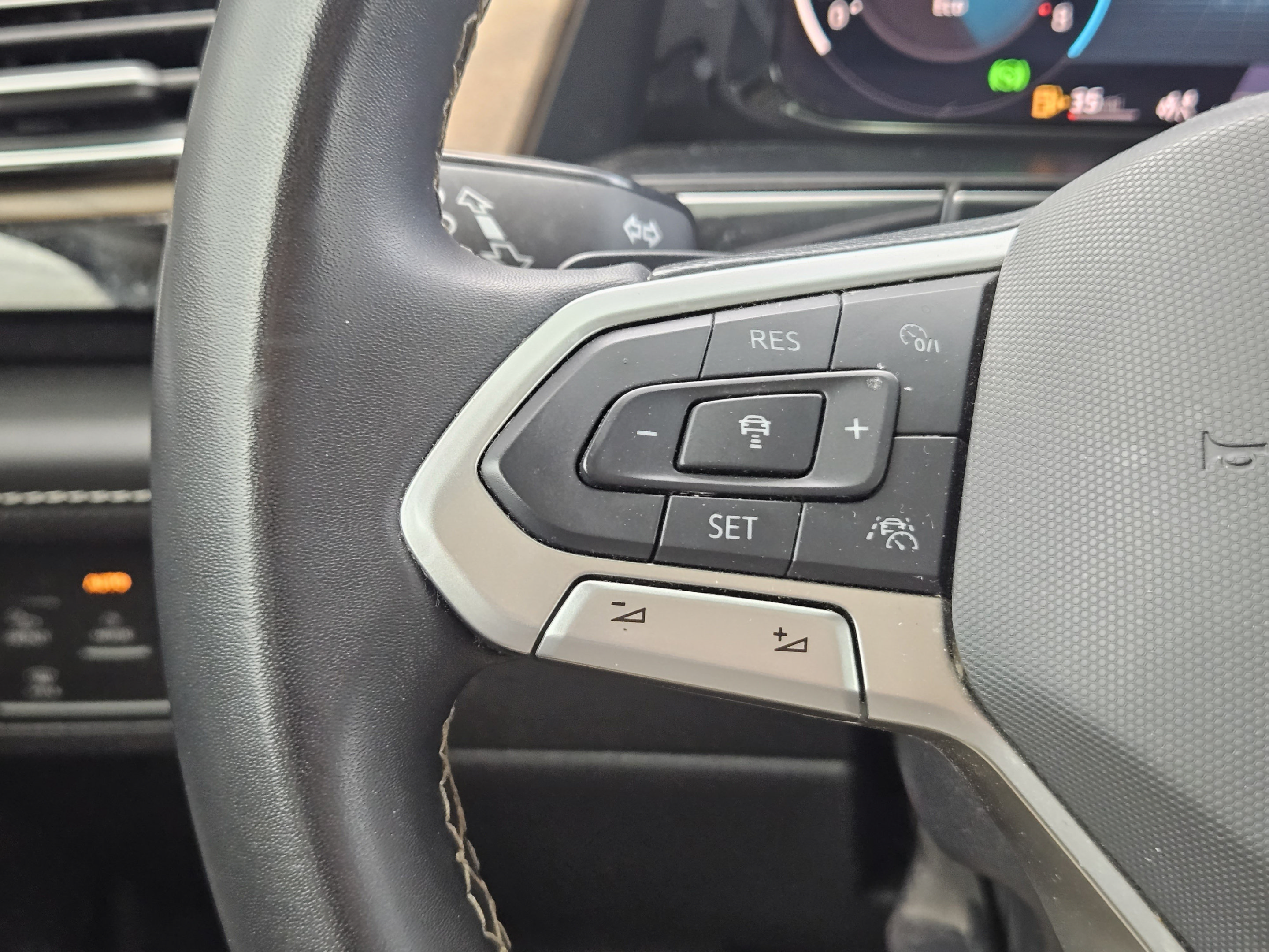 Used 2024 Volkswagen Atlas SE w/ Panoramic Sunroof Package FWD image 18
