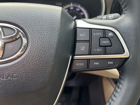 Used 2022 Toyota Highlander XLE AWD/4WD image 16