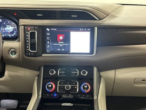 Used 2022 GMC Yukon XL Denali w/ Denali Premium Package AWD/4WD image 30