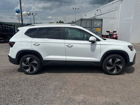 Used 2025 Volkswagen Taos SE AWD/4WD image 5