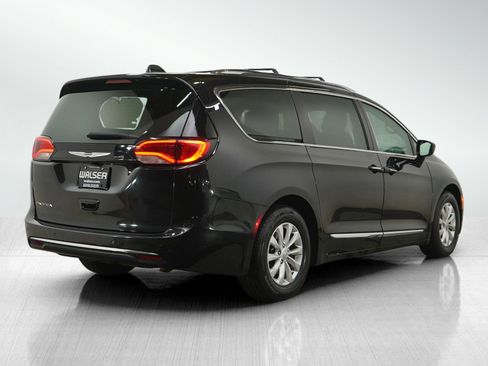 Used 2018 Chrysler Pacifica Touring-L Plus FWD image 5