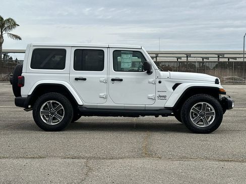 Used 2020 Jeep Wrangler Unlimited Sahara image 2