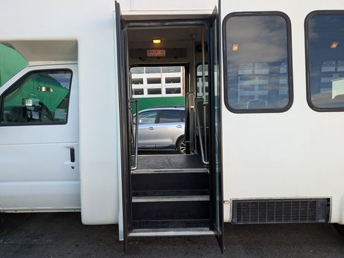 Used 2010 Ford E-450 and Econoline 450 Super Duty image 9