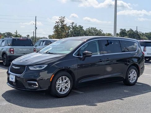 Used 2023 Chrysler Pacifica Touring-L FWD image 8