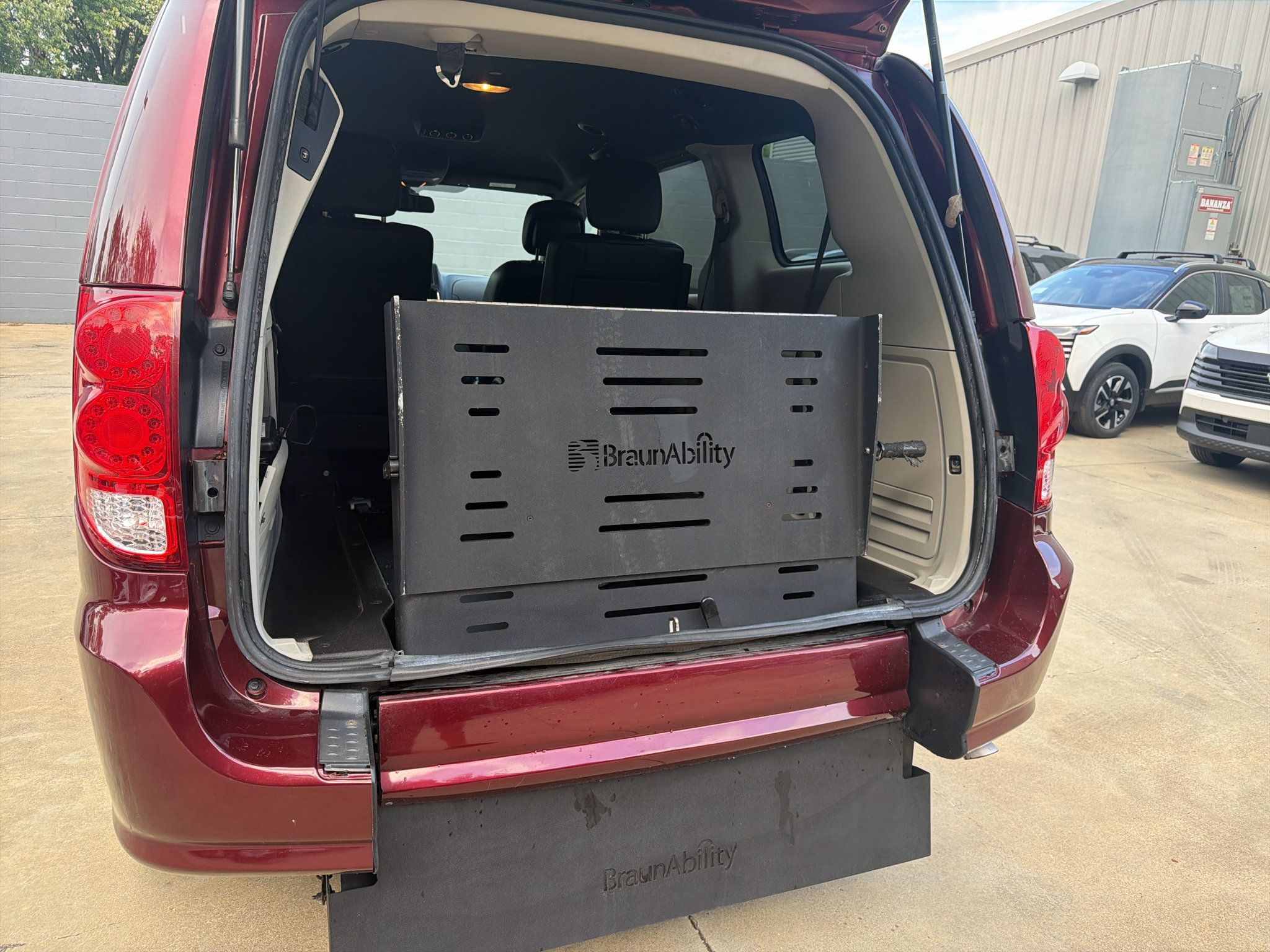 Used 2019 Dodge Grand Caravan SXT FWD image 14
