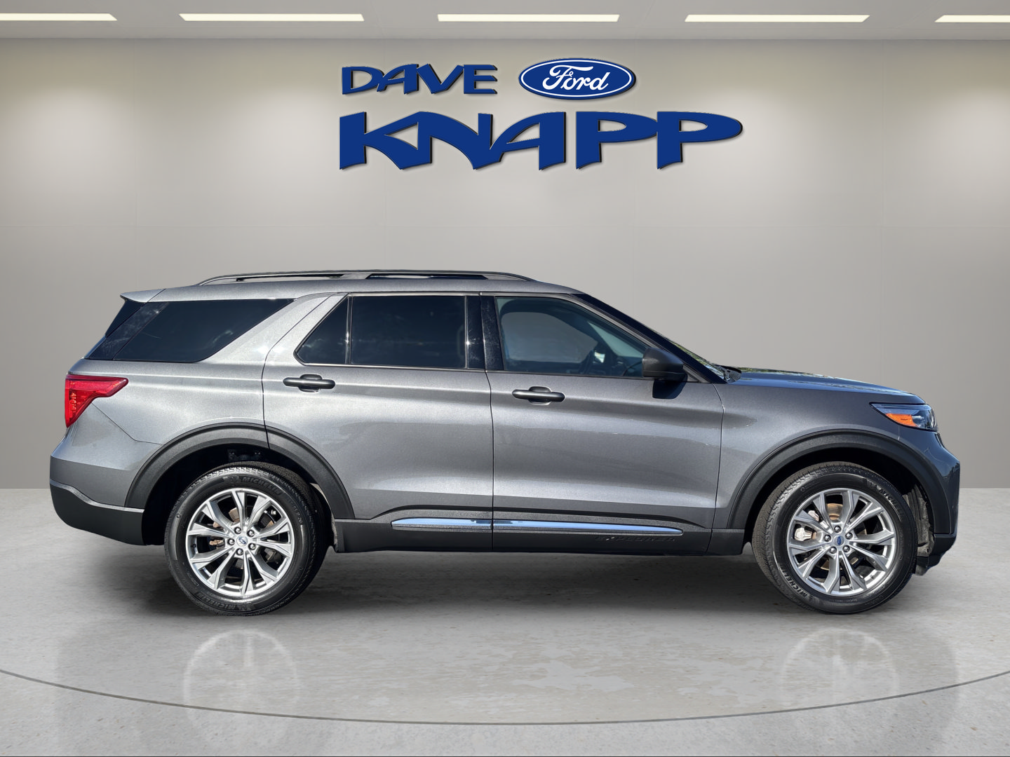 Used 2022 Ford Explorer XLT w/ Equipment Group 202A AWD/4WD image 8