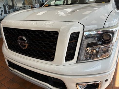 Used 2017 Nissan Titan PRO-4X w/ Pro-4x Convenience Package AWD/4WD image 2