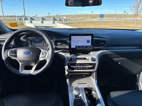 Used 2022 Ford Explorer XLT w/ Equipment Group 202A image 12