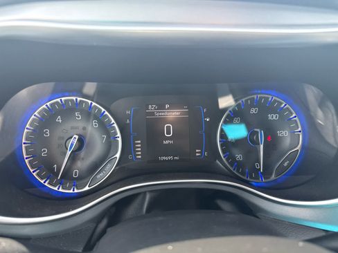 Used 2019 Chrysler Pacifica Touring-L w/ S Appearance Package FWD image 6