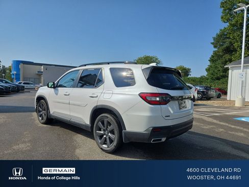 Used 2025 Honda Pilot Sport image 3