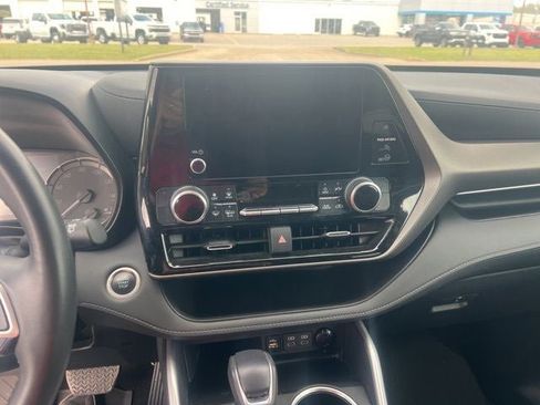 Used 2024 Toyota Highlander LE image 16