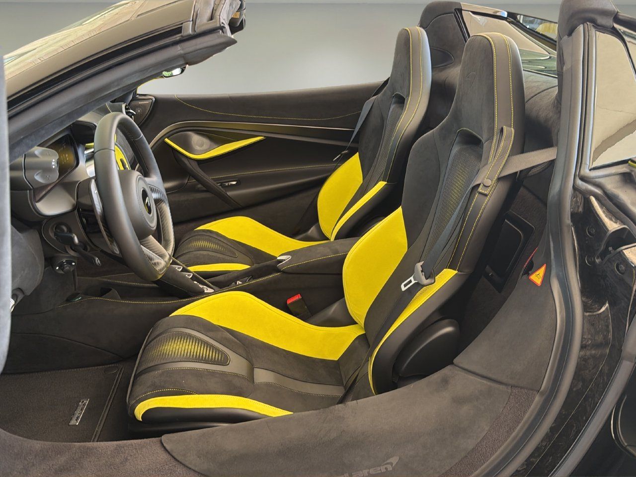 Used 2025 McLaren 750S Spider RWD image 20