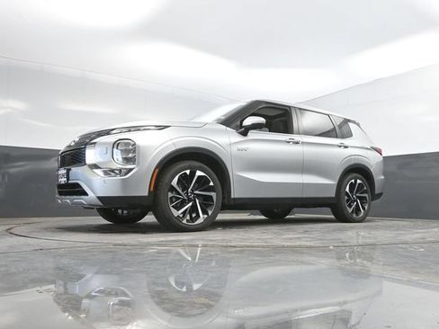 Used 2024 Mitsubishi Outlander 4WD Plug-In Hybrid image 55