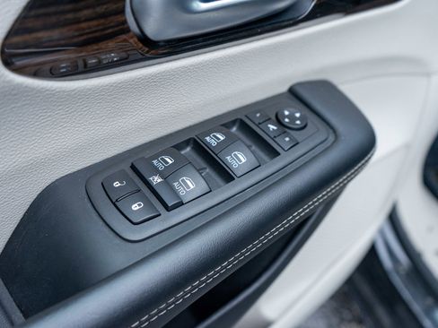 Used 2023 Chrysler Pacifica Limited image 15