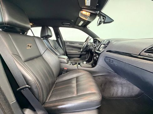 Used 2018 Chrysler 300 S w/ 300S Alloy Package AWD/4WD image 9