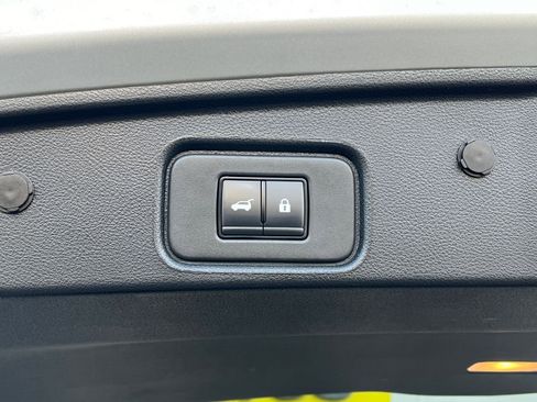 Used 2025 Nissan Pathfinder SV image 23