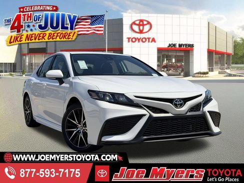 Used 2024 Toyota Camry SE FWD image 1
